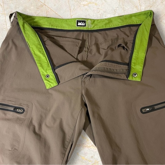 REI Men's Brown Cargo Pants. Size 36 x 32 - Picture 3 of 7